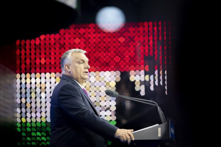 Vengrų premjeras žada konstitucijoje dvi lytis, motinystę be mokesčių