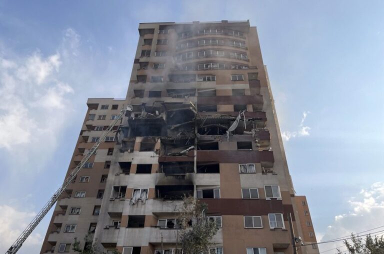 Naujienų telegrafas: Izraelio smūgiai, riaušės Š. Airijoje, moterys kariūnės