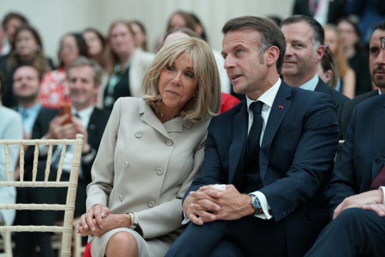 Nesiliaujant spekuliacijoms dėl Brigitte tapatybės, Macronai kreipės į teismą