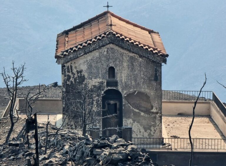 Graikijoje siautėjantys gaisrai pasiekė vienuolynus ir šventoves