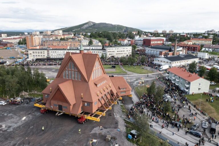 Švedijoje unikalus įvykis – istorinės bažnyčios perkėlimas į naują vietą