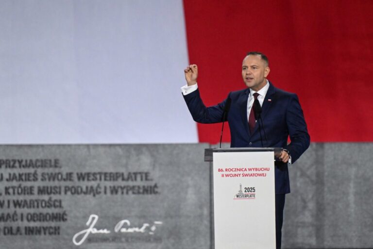 Lenkijos prezidentas Karolis Nawrockis vetavo vaikų apsaugos įstatymo liberalizavimą