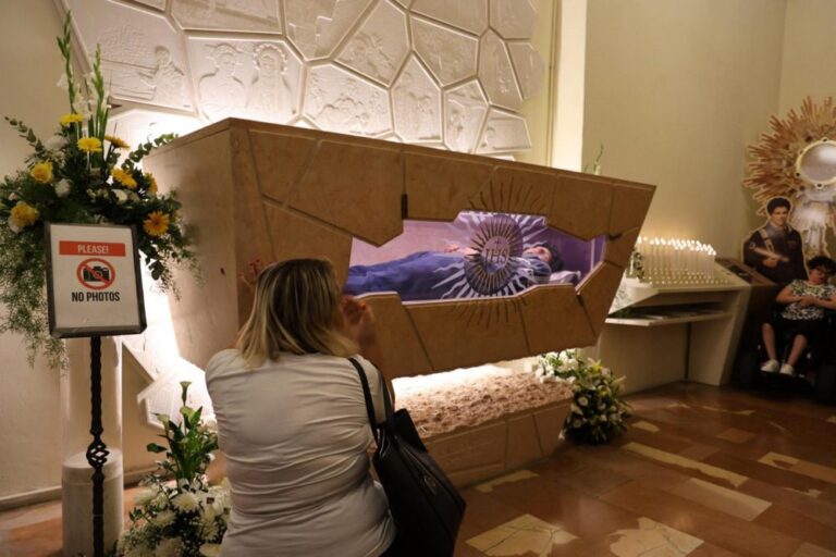 Ar šventojo Karolio Akučio kūnas yra nesuiręs?