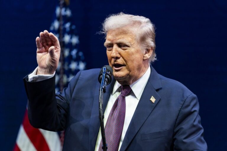 JAV prezidentas Donaldas Trumpas siekia grąžinti bendrų maldų tradiciją į Amerikos mokyklas