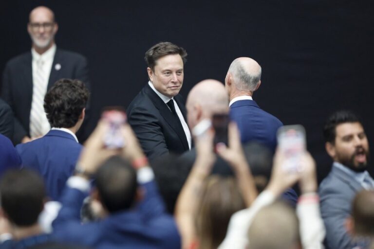 Elonas Muskas pasidalijo Erikos Kirk raginimu „eiti į bažnyčią“