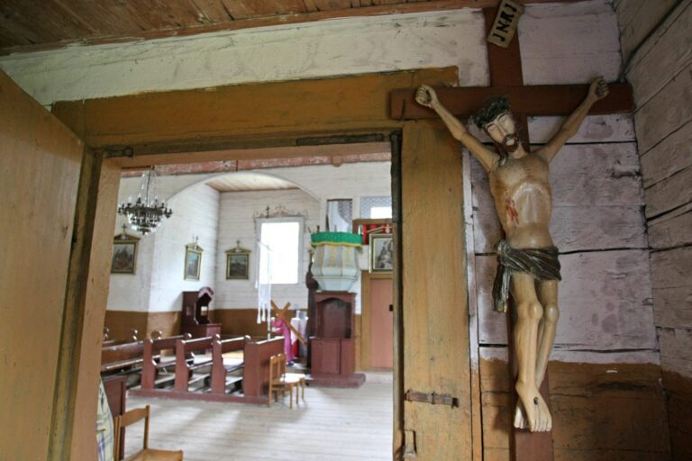 Džiugi žinia: rastos prieš 45 metus iš koplyčios Kretingos rajone pavogtos dvi skulptūros