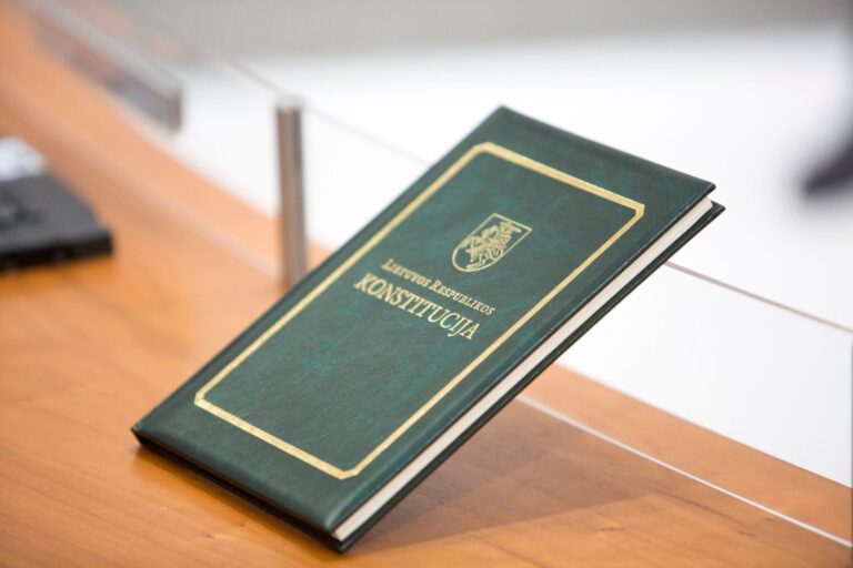 Lietuvių kalbos ir Konstitucijos pagrindų egzamino komisijos nariui – kaltinimai korupcija