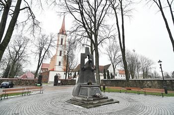 Skulptoriaus Algirdo Boso sukurtas paminklas Jurgiui Pabrėžai 