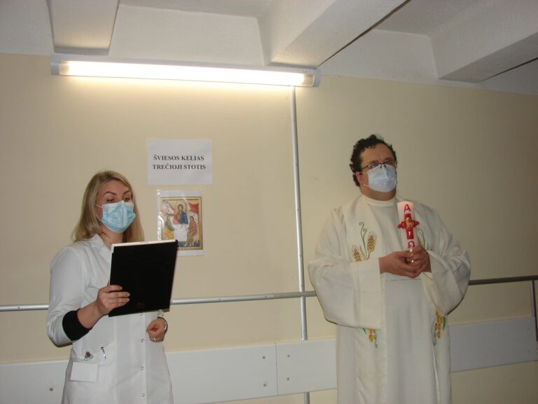Kauno klinikos tuneliuose buvo einama „Šviesos keliu“
