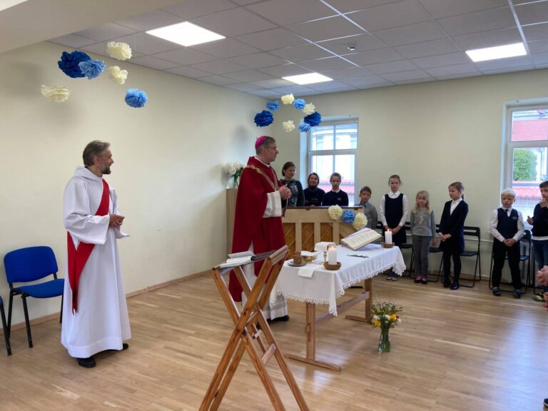Kauno arkivyskupas Kęstutis Kėvalas lankėsi Pal. Jurgio Matulaičio montesori mokykloje