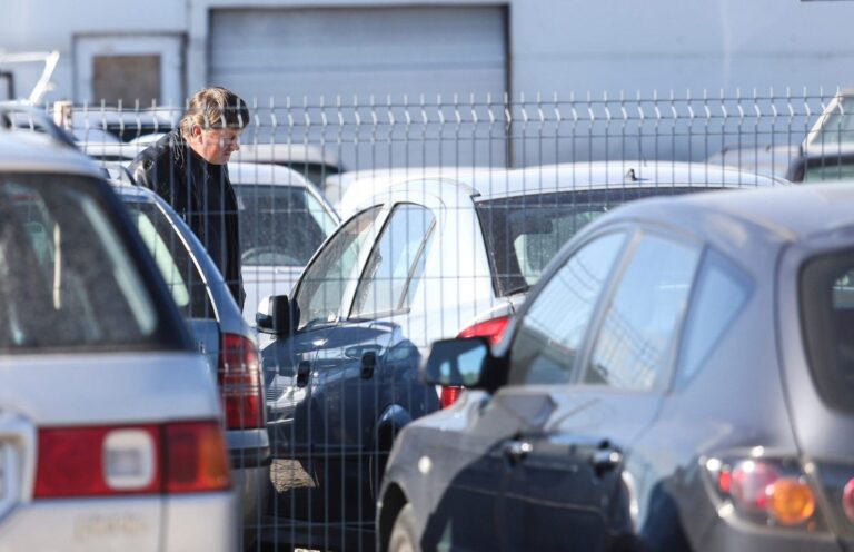 Išmokas gaudavę bedarbiai kaltinami nelegalia automobilių prekyba ir mokesčių slėpimu