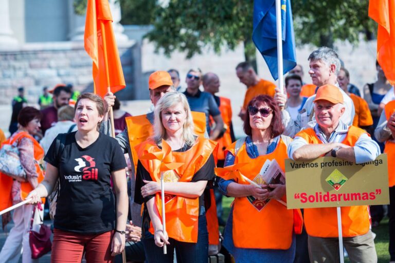 Profsąjungos: pagrindinės problemos – ilgos valandos, menkas atlygis, augantis stresas