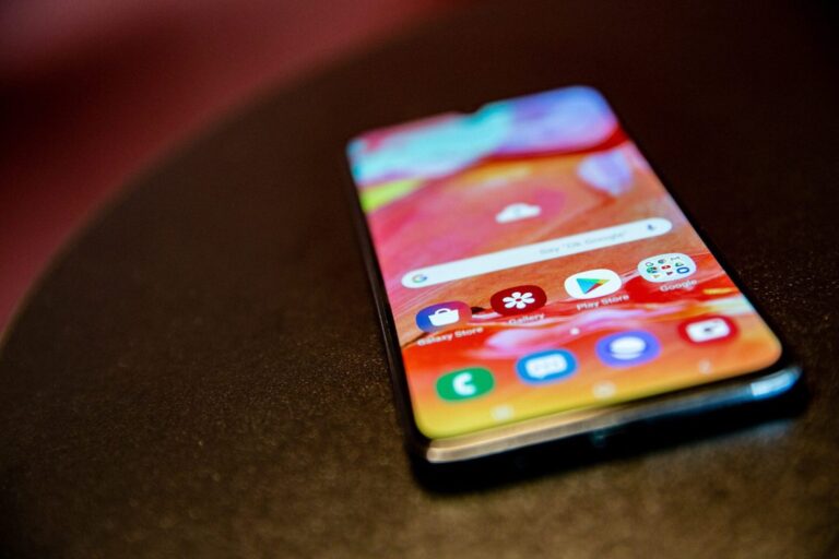 Siūloma riboti mobiliųjų telefonų naudojimą mokyklose, kiti tokias iniciatyvas vadina smurtavimu prieš vaikus