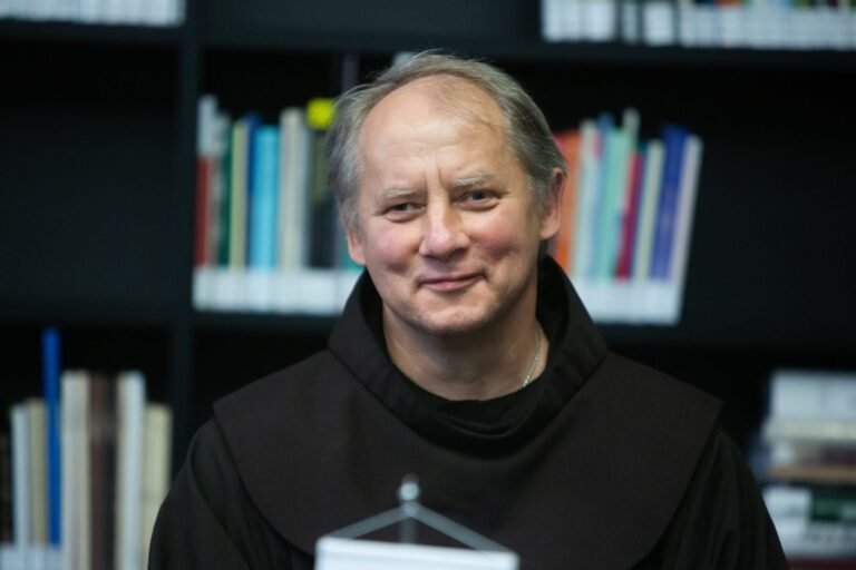Kunigas J. Sasnauskas prapliupo kritika: kliuvo Kronikai ir kardinolui S. Tamkevičiui