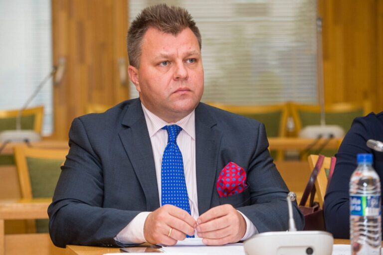 Konservatoriui M. Adomėnui už vairavimą neblaiviam skirta 800 eurų bauda, pusmečiui atimta teisė vairuoti