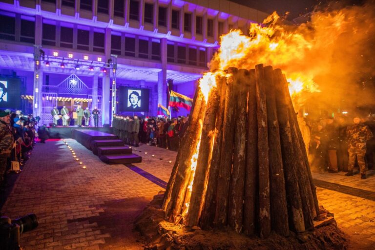 Lankytojams atveriamas Sausio 13-osios memorialas, prie Seimo suliepsnos atminimo laužai