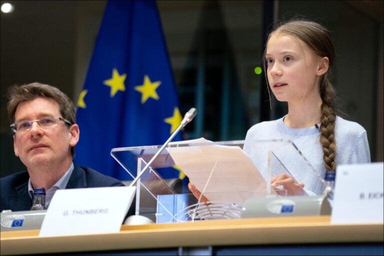 Greta Thunberg paragino „nuversti kapitalistinę sistemą”
