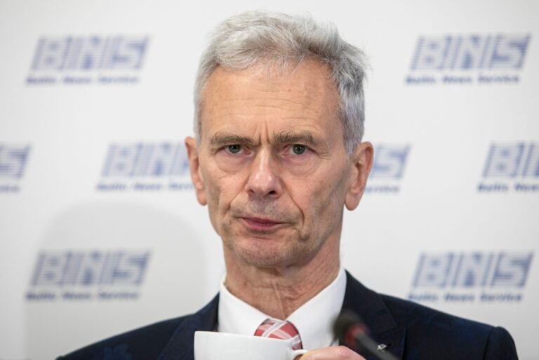 Teismas įpareigojo VRK iš naujo spręsti dėl E. Vaitkaus programos spausdinimo