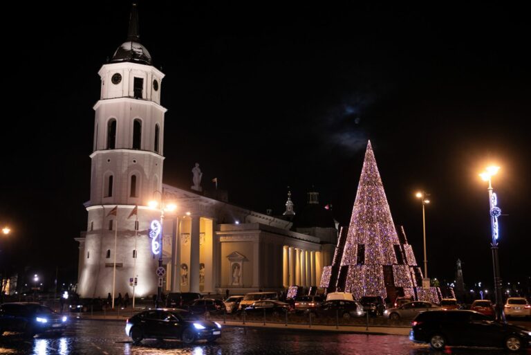 Vilnius Šv. Kalėdas pasitiks su gyva egle ir čiuožykla Valdovų rūmų kieme