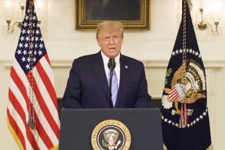 Dalaso pastorius: Amerika niekada neturėjo labiau už gyvybę kovojančio prezidento negu Donaldas Trumpas