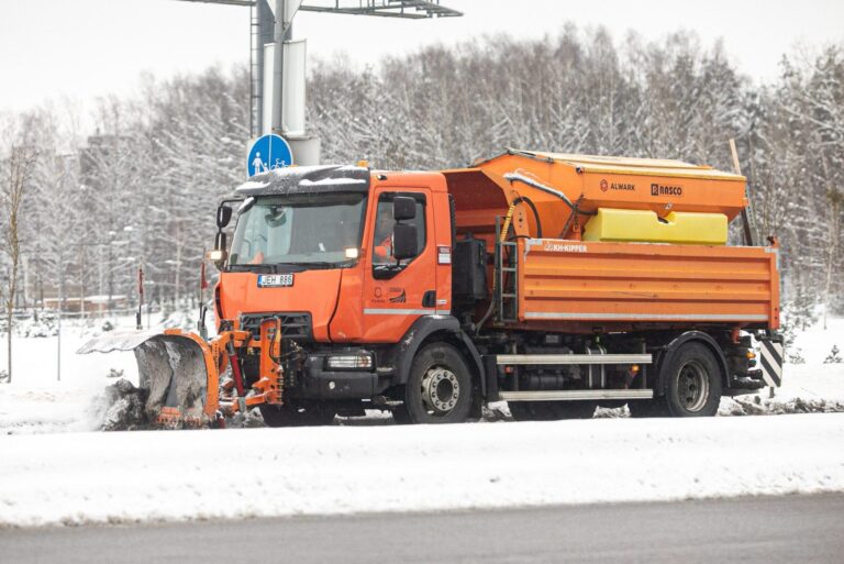 Lietuvoje eismo sąlygas sunkina snygis ir pustymas, atšaukiami skrydžiai