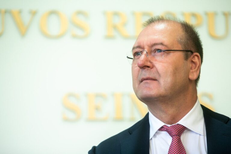 V. Uspaskichas atsistatydina iš „Darbo” partijos pirmininko pareigų ir baigia aktyvią politinę karjerą