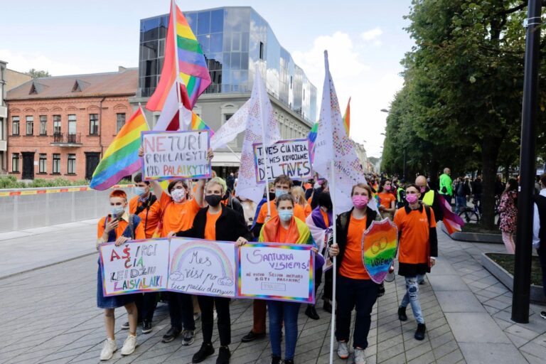 Vyriausybė spręs, ar kreiptis į KT dėl draudimo skatinti LGBT šeimos sampratą