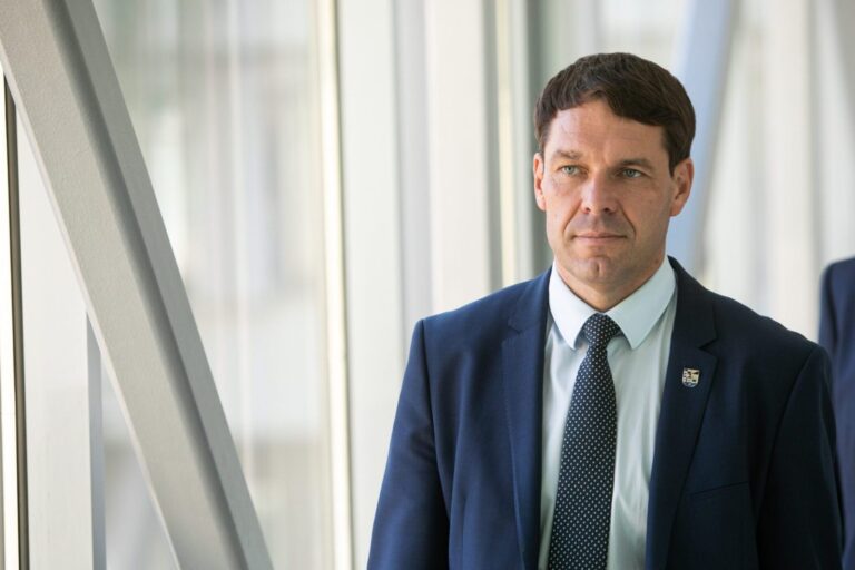 Seime siūloma atšaukti gegužės 1 -osios laisvadienį