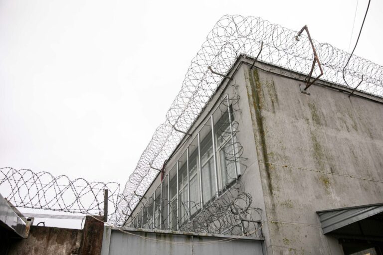 Pataisos namuose koronavirusu susirgęs nuteistasis iš valstybės reikalavo 1 mln. eurų
