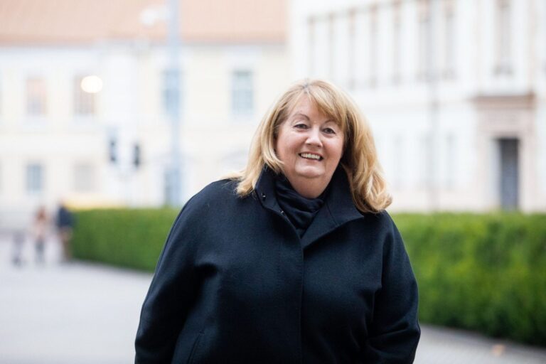 Apklausose toliau pirmauja socialdemokratai ir konservatoriai
