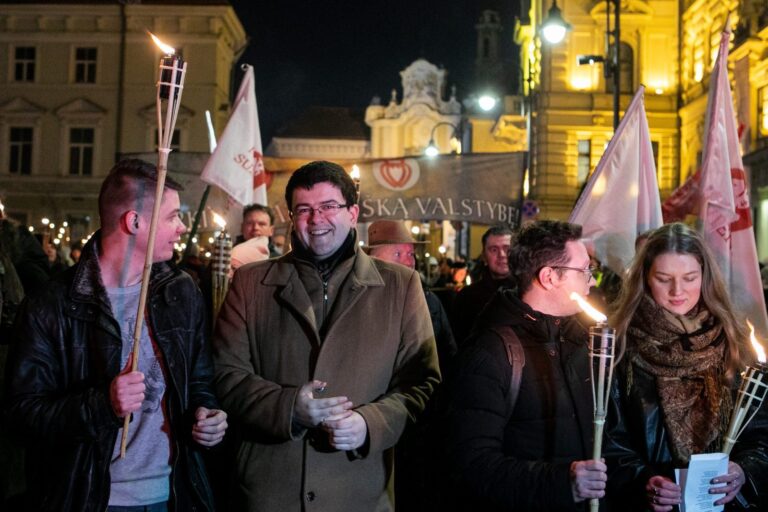 Vasario 16 -osios deglų eitynės Vilniuje sutraukė tūkstantinę minią