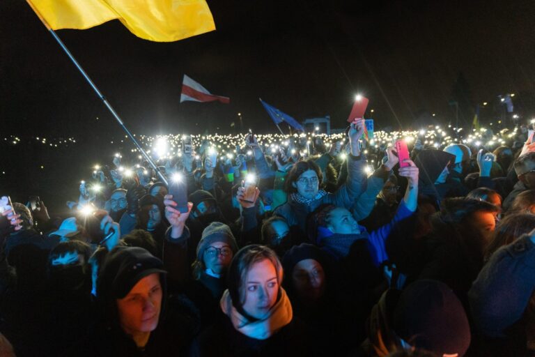 Dešimtys tūkstančių žmonių visoje Lietuvoje reiškia palaikymą Ukrainai