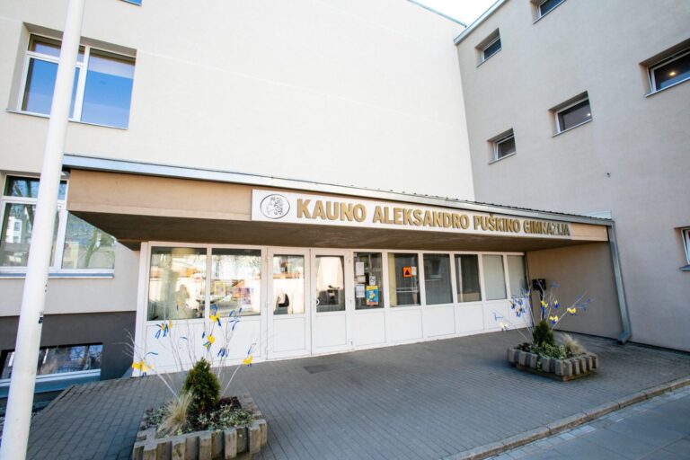 Kaune svarstoma pervadinti A. Puškino gimnaziją, keliami klausimai dėl paminklų