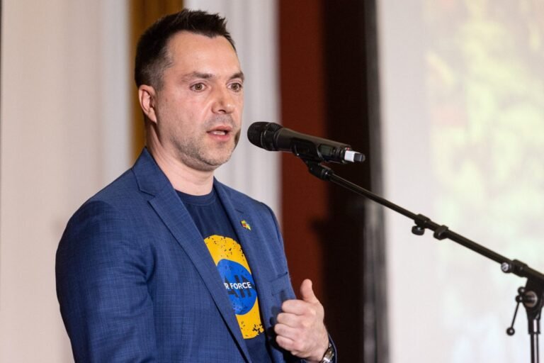 Oleksijus Arestovyčius pareiškė, kad popiežius pateisina Rusijos karą prieš Ukrainą