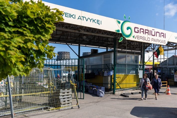 Darbuotojų patrauktos tvoros Gariūnuose / BNS nuotr.