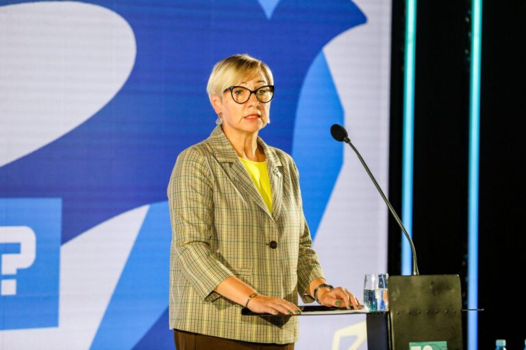 Premjerė: jei informacija apie Vyriausybės nario paimtą išmoką tiesa, Šiugždinienė privalo trauktis