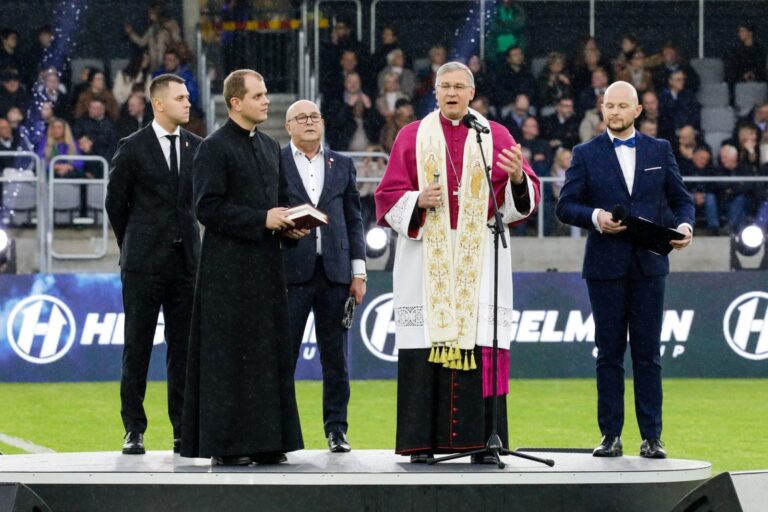 Kaune atidarytas renovuotas Dariaus ir Girėno stadionas, aikštyną pašventino Kauno arkivyskupas Kęstutis Kėvalas