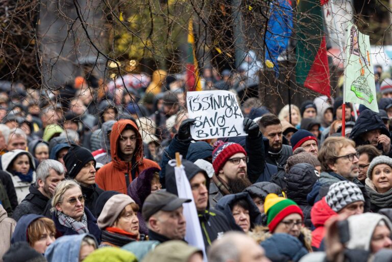 Keli tūkstančiai žmonių protestuoja prie Seimo dėl svarstomų NT mokesčio pataisų