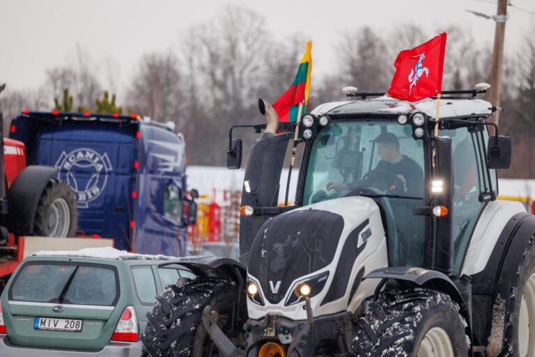 Lietuvos žemdirbiai tęsia protestą Vilniuje, rinksis ir prie Vyriausybės rūmų