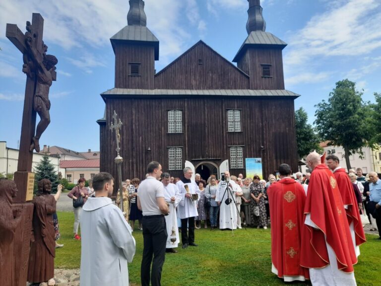 Kėdainiuose Šv. Juozapo bažnyčios šventoriuje pašventintas misijų kryžius
