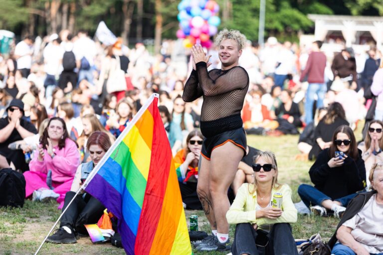 Vilniuje žygiavo LGBT rėmėjai, policija baudė protestavusius prieš homoseksualumo propagandą