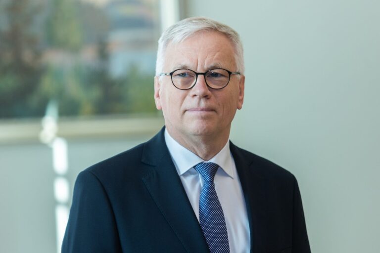 Finansų ministras ramina dėl NT mokesčio, piliečiai rengia protesto mitingą