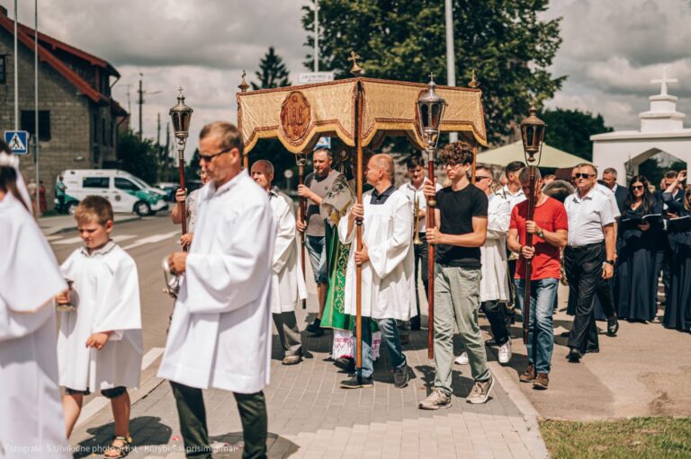 Veiviržėnų šv. apaštalo evangelisto Mato bažnyčios 250 metų jubiliejus pažymėtas atlaiduose