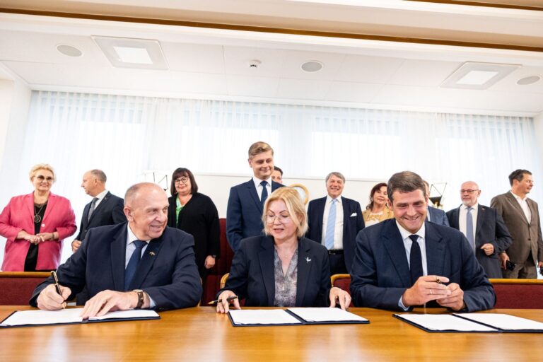 Socialdemokratų, „aušriečių“ ir „valstiečių“ frakcijos pasirašė sutartį dėl valdančiosios koalicijos