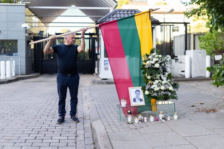 Prie JAV ambasados Vilniuje pagerbtas Charlie Kirko atminimas