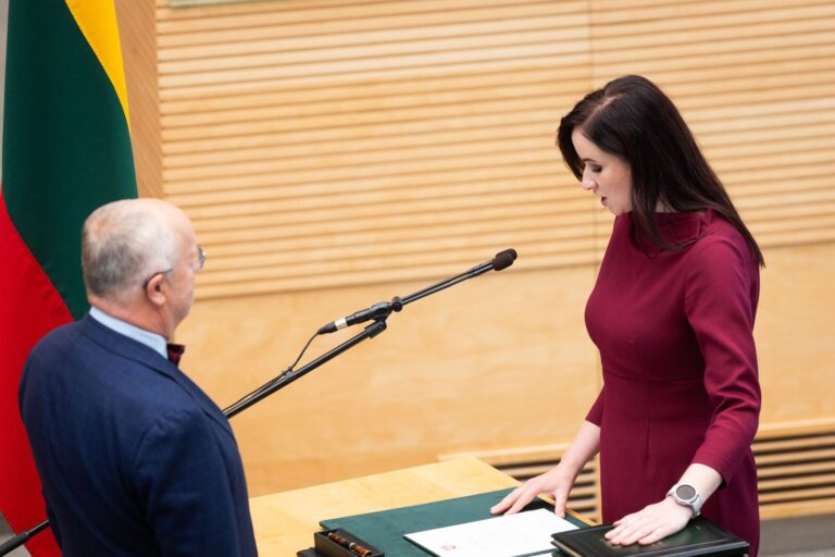 Premjerė Inga Ruginienė paaiškino, kodėl per priesaiką neprašė Dievo pagalbos