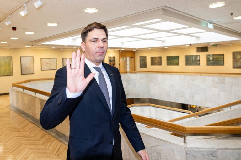 Neatlaikęs kritikos lavinos Ignotas Adomavičius traukiasi iš kultūros ministro pareigų
