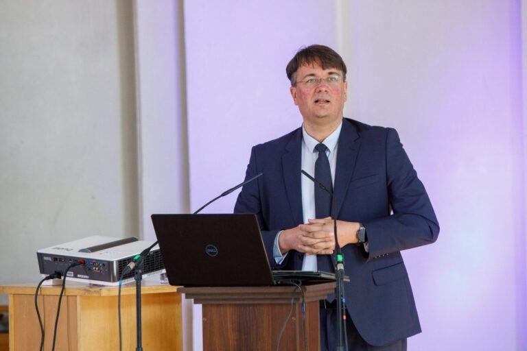 Doc. dr. Paulius Čerka. Ar susitarimas dėl bendro gyvenimo neprieštarauja asmens teisei į šeimą?