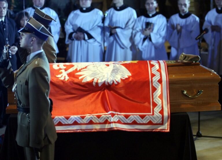 Naujoji Lenkijos vyriausybė išformavo komisiją, tyrusią Smolensko lėktuvo katastrofą