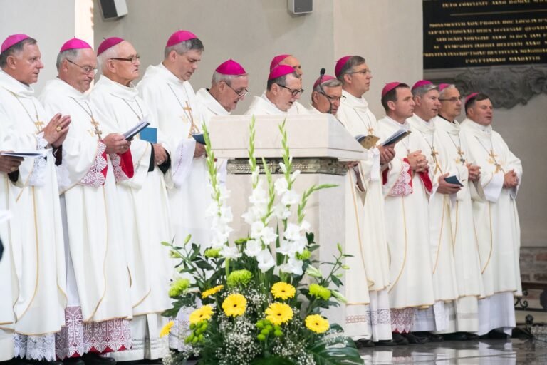 Lietuvos vyskupų posėdis: pasirengimas sinodui, aukos Libanui, jaunimo ir užsienyje gyvenančių lietuvių sielovada